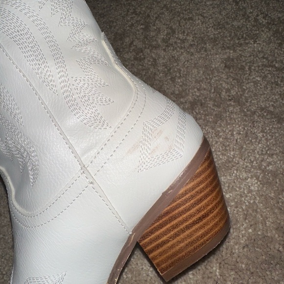 Elegant White Ankle Booties - Picture 4 of 4